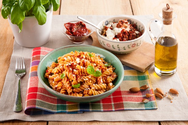 FUSILLI CON RICOTTA POMODORI SECCHI E BASILICO