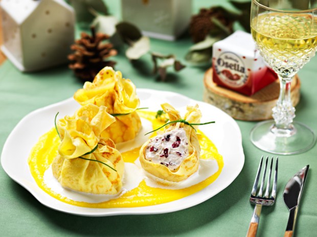 Fagottini-crespelle-robiola-osella-al-radicchio-salsa-patate-zafferano